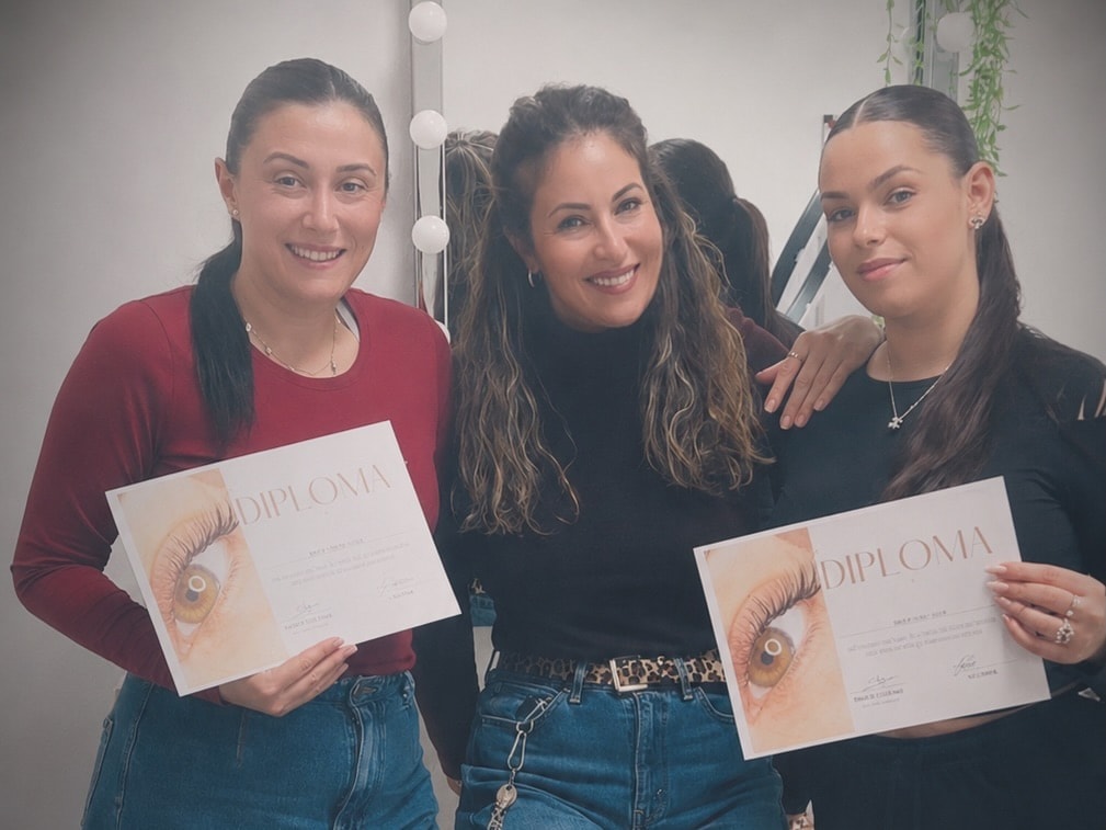Diplomas de un curso de micropigmentación
